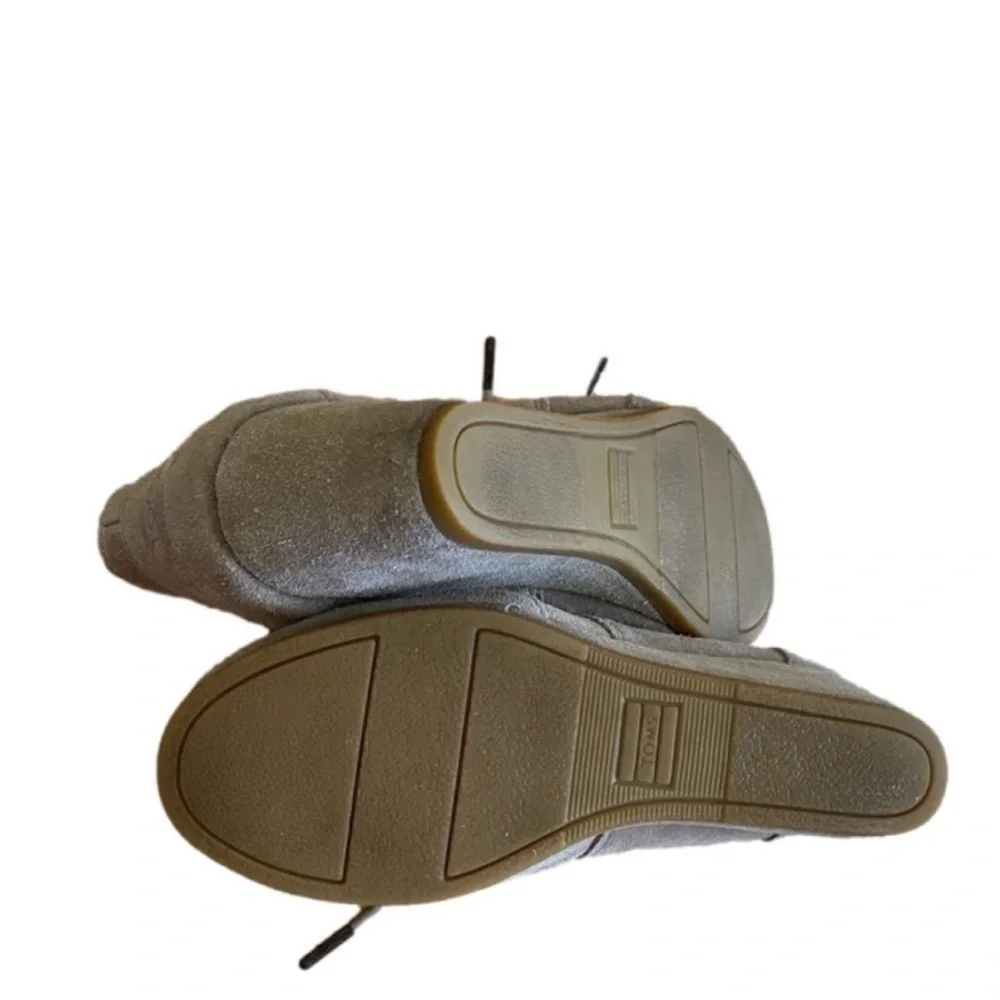 Tom’s taupe beige suede lace up wedge shoes booties sneakers 6